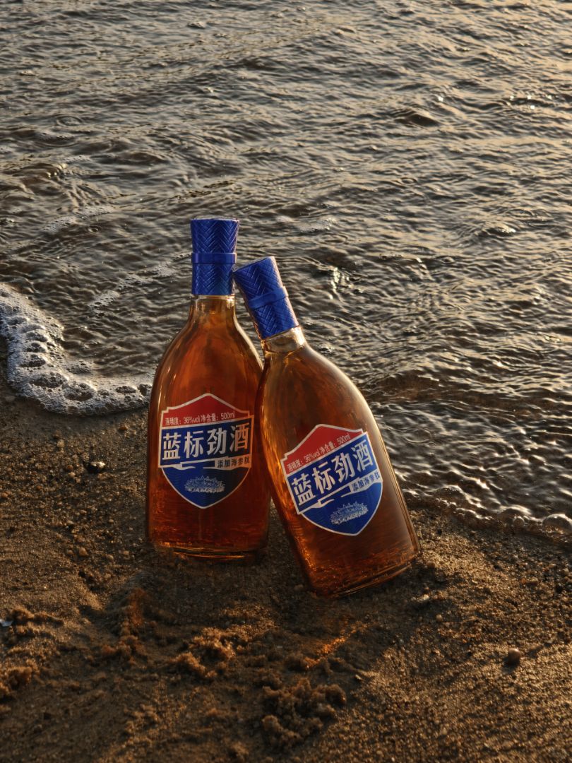 Golden hour, soft waves, and my go-to companion for slow, sweet moments — Blue Label Jinjiu 🧡