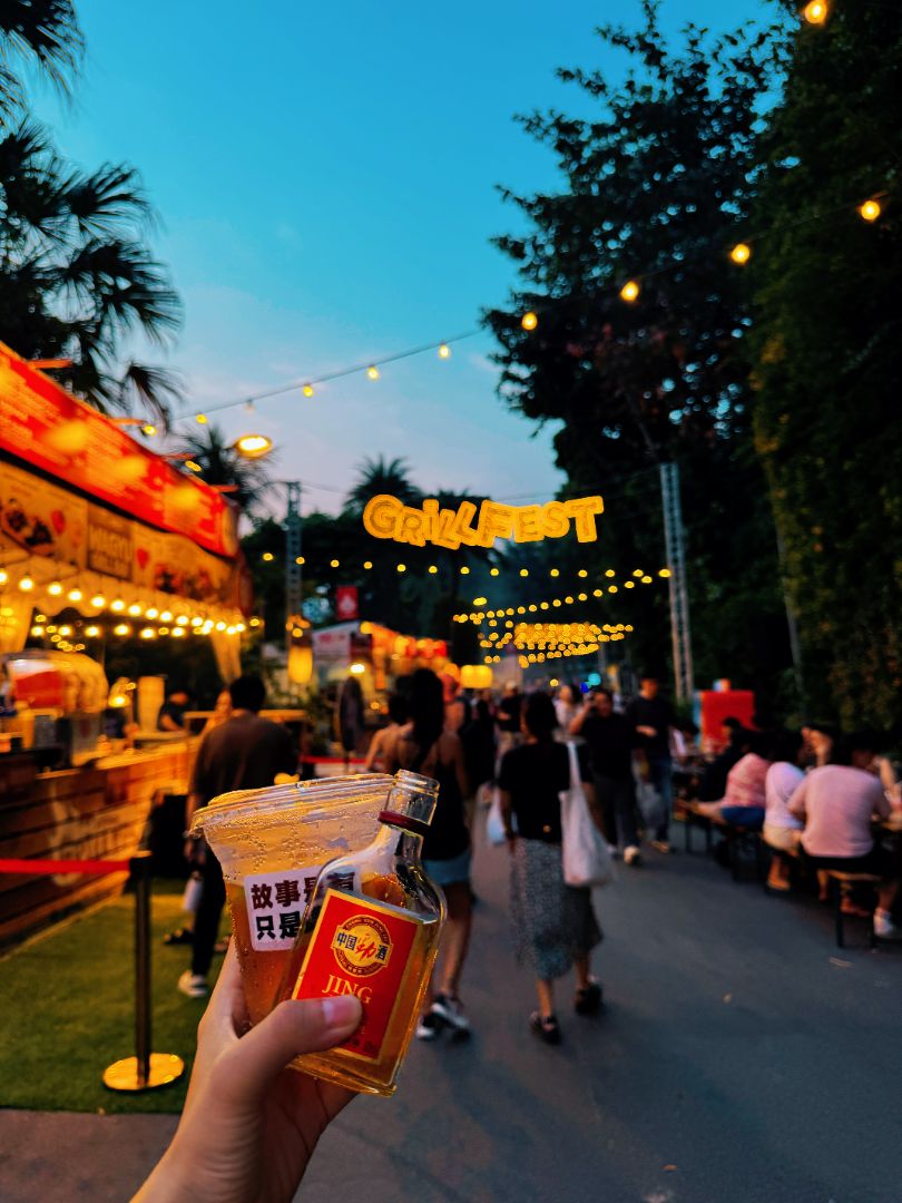 Golden lights, evening breeze and the lively streets of Sentosa GrillFest 🌴✨