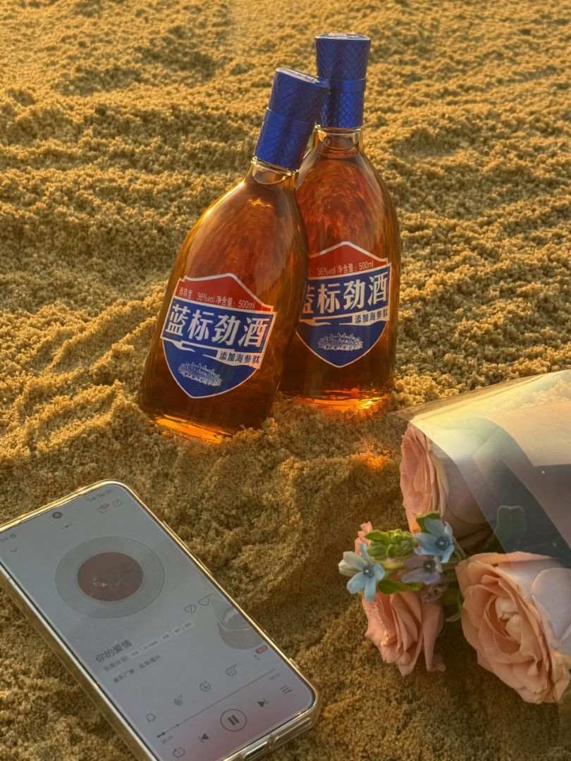 Golden hour, soft waves, and my go-to companion for slow, sweet moments — Blue Label Jinjiu 🧡 - 2