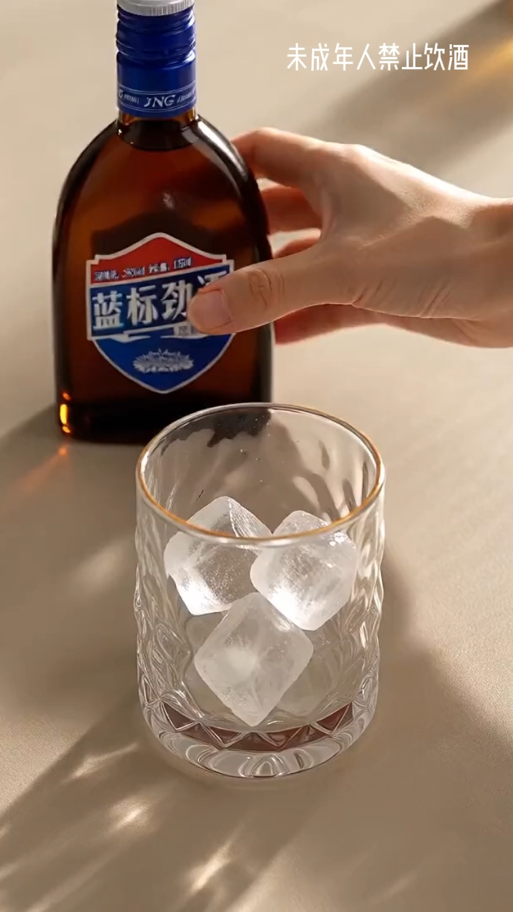 Jing Jiu meets ginger beer – herbal warmth meets spicy fizz.